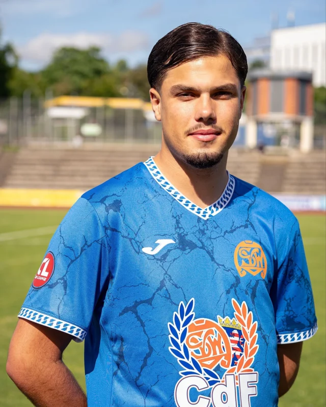 https://svwiesbaden1899.de/wp-content/uploads/2025/08/Liam-Kornmesser-640x800.webp
